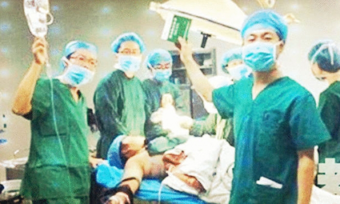 صورة سيلفي تتسبب في تسريح جراحين ومدير مستشفى !