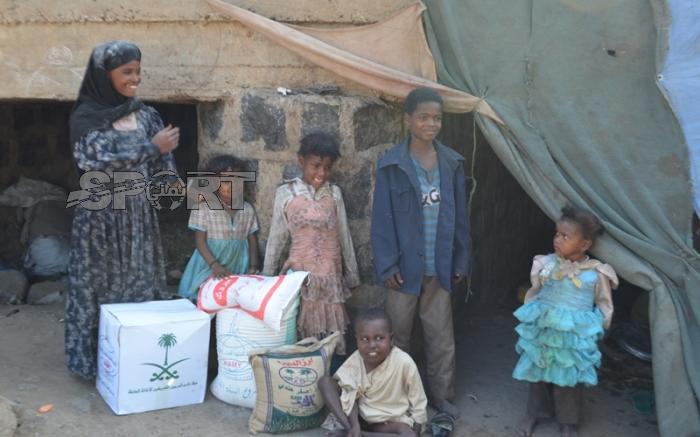 بالصــور: قصة مبكية من اليمن: أسرة بالراهدة تعيش في (عــبّارة ) مياه (!!!).. فاين تذهب عندما يأتي المطر ؟!