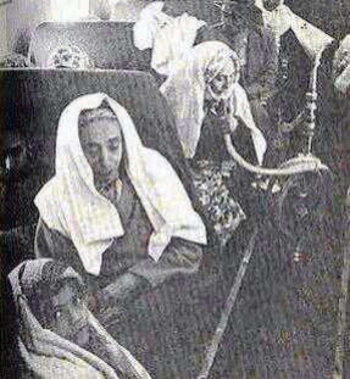 لن تصدق الصــورة: يمنية تدخن المداعة داخل الطائرة .. صــورة