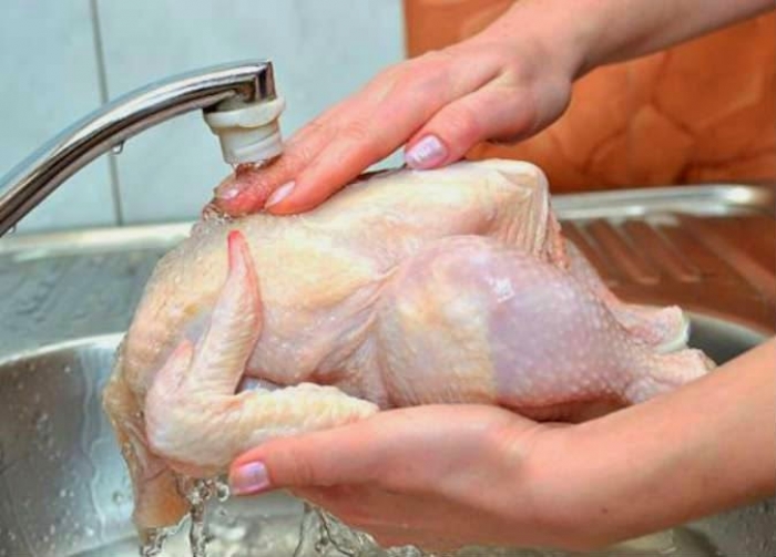 نصيحة علمية: لا تقم بغسل الدجاج قبل الطهي !!