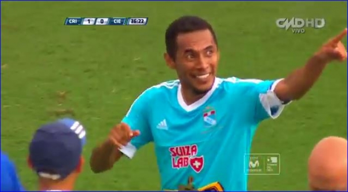 شاهد بالفيديو.. لاعب يسجل هدف خرافي من ركلة ركنية