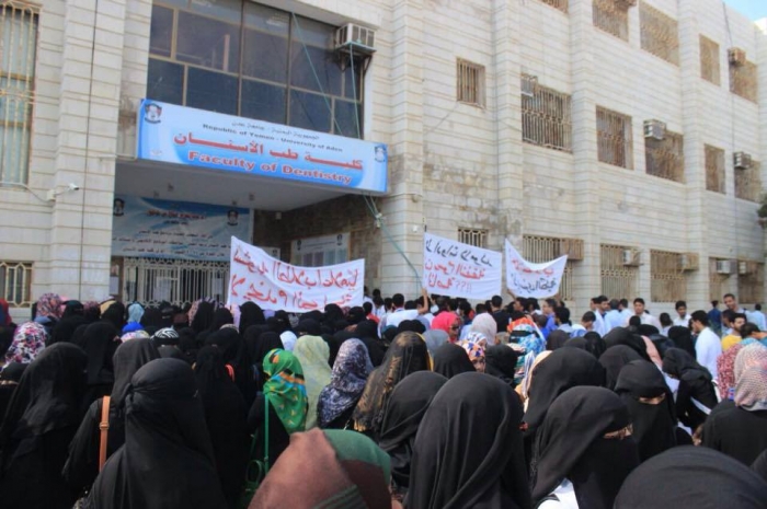 (البزنس الأسود) في كلية طب الأسنان في عدن .. وطلبة خارج العملية التعليمية