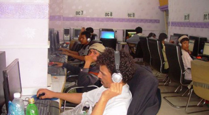 الحوثيون يهاجمون مقاهي الإنترنت في صنعاء