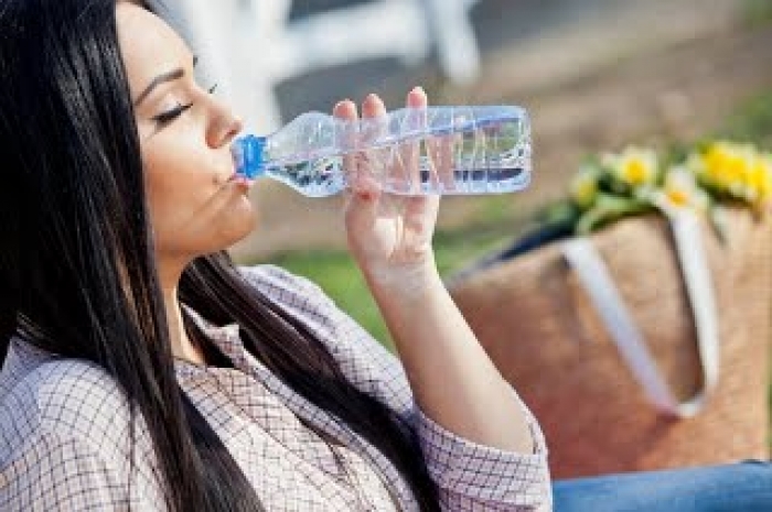 لشرب الماء 9 أسباب ضرورية ومقنعة تعمل على ضرورة زيادة شرب الماء يومياً