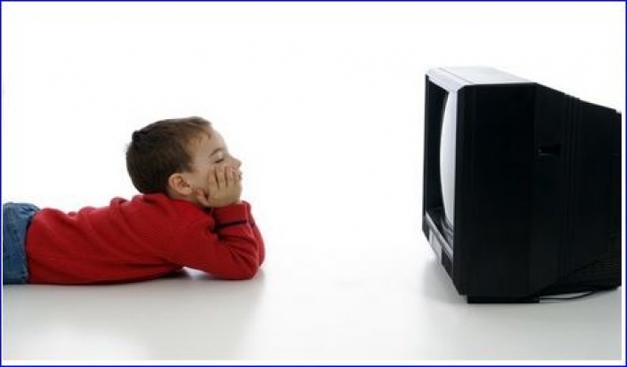 ماذا يحدث للطفل إن قضى أكثر من ساعتين أمام التلفاز؟