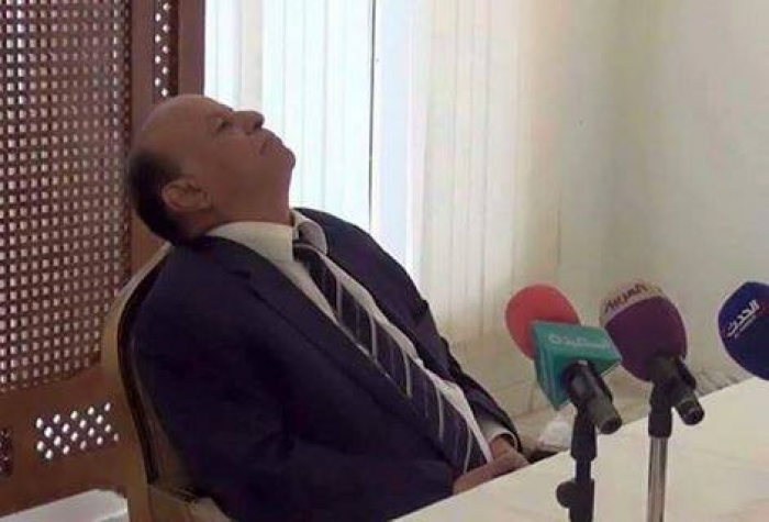 شاهد صورة حديثة للرئيس هادي نائم وهو جالس .. لتستغرب كيف خرجت الى الاعلام