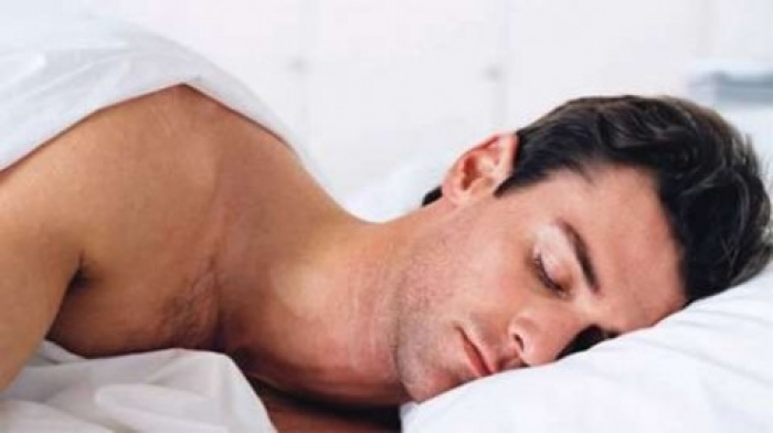 7 أسباب علمية تجعلك تنام عارياً!