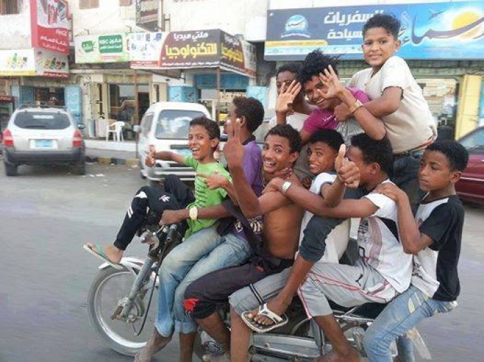 الصورة المذهلة من عدن: 9 شباب يركبون دراجة نارية ..