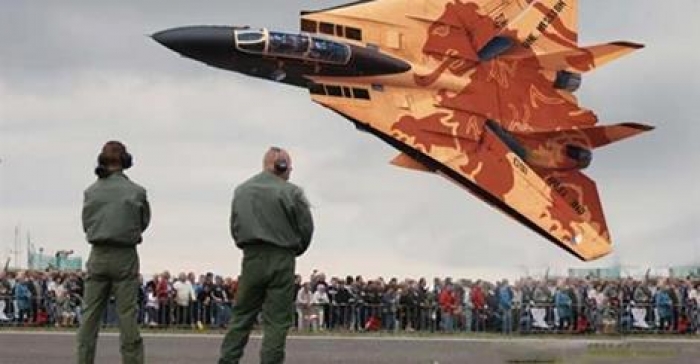 فيديو رائع لطائرات حربية تطير على مسافة قربيه من الأرض