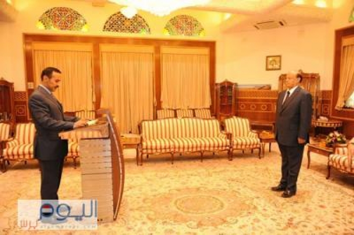 في أول قراراته من الرياض: هادي يقيل سفير اليمن بدولة الامارات