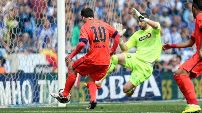 برشلونه يتجاوز جاره اسبانيول بعشرة لاعبين