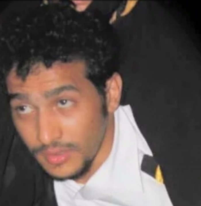 شاهد بالصور: ﻣﻮﻇﻒ ﺳﻌﻮﺩﻱ ﻳﺤﻤﻞ ﺳﻴﺪﺓ ﻳﻤﻨﻴﺔ ﻓﻲ ﻣﻨﻔﺬ ﺍﻟﺸﺮﻭﺭ
