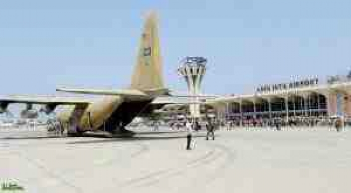 اول طائرة اغاثة اماراتية تحط بمطار عدن