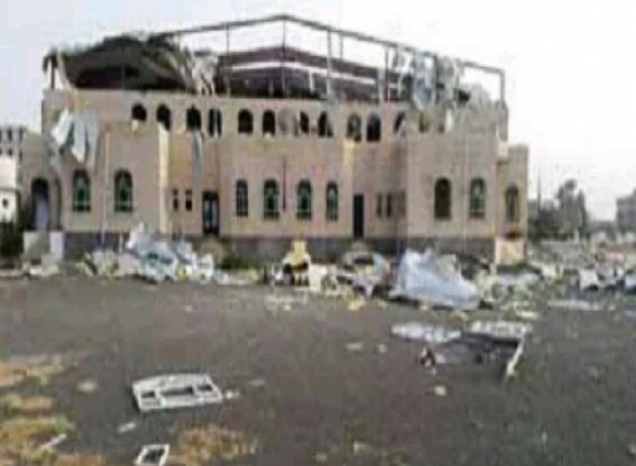شاهد .. طيران العاصفة يدمر الصالة الرياضية بذمار