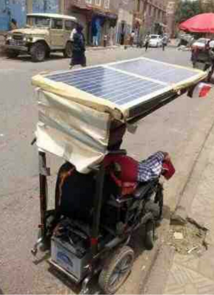 شاهد الصورة .. معاق يمني يبتكر طريقة مبهرة للسير في شوارع العاصمة