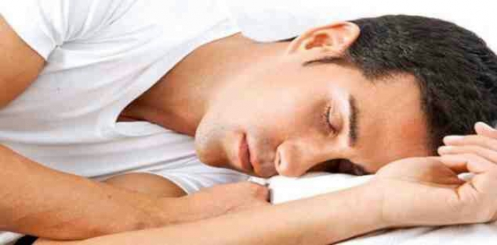النوم على جانب واحد يقلل من مخاطر الإصابة بالزهايمر