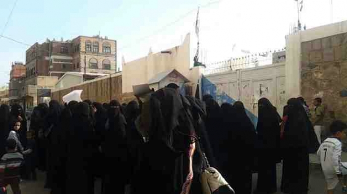 صورة .. فضيحة حوثية غير متوقعة في قلب العاصمة