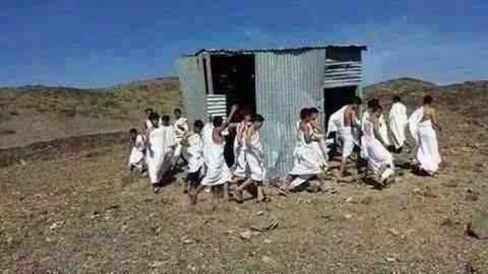 شاهد .. الطواف حول الكعبة على الطريقة الحوثية