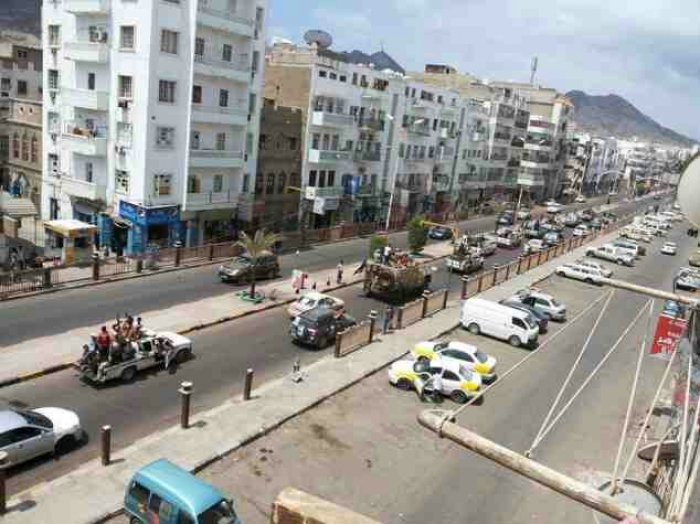 مسيرة حاشدة تطوف مديريات عدن تضامنا مع محافظ عدن البكري -صورة