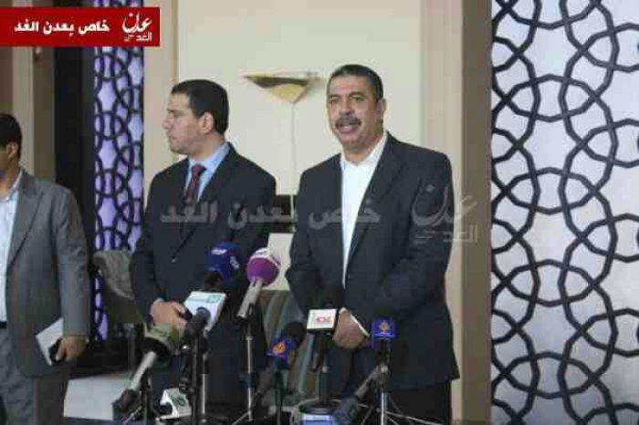 خالد بحاح يرد على الصحفيين بعدن: هذه حكومة يمنية ومن حق الوزاء التواجد في اي منطقة باليمن