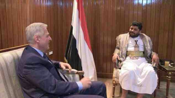 شاهد الصورة الفضيحة : رئيس الحوثي يستقبل سفير روسيا بقلص شاي حليب