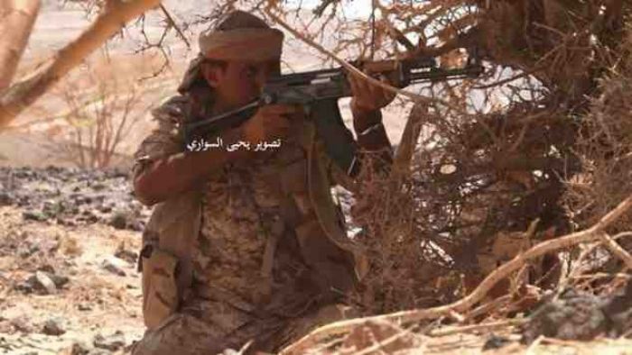 شاهد الصورة .. قائد تحرير مارب يشتبك مع الحوثة بسلاحه الشخصي