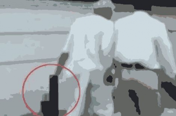عجوز يقطع رأس زوجته ويمشي به في الشارع