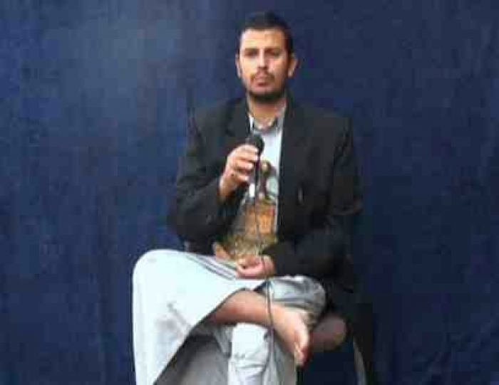 شاهد .. الطقوس التي يمارسها الحوثي قبل القاء خطاباته