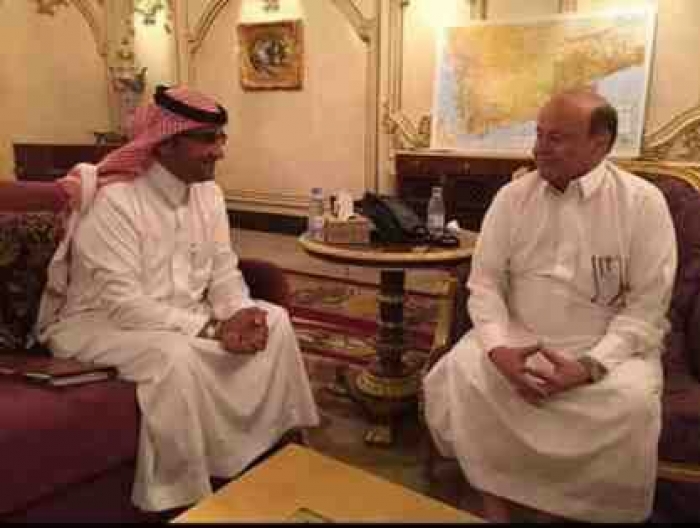 صورة .. ماذا يعمل هادي مع المحلل السعودي آل مرعي؟!