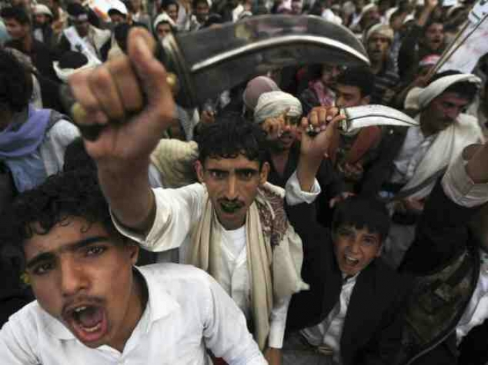 الحوثيون يواجهون انهيار الريال اليمني بخنق شركات الصرافة)تقرير(