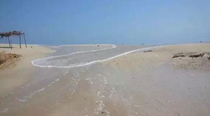 شاهد بالصور : طليعة الاعصار تصل سواحل حضرموت