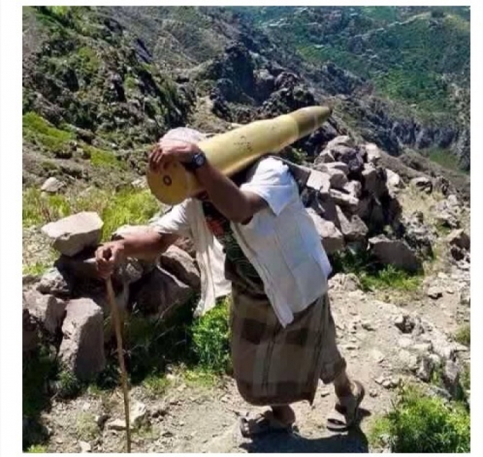 شاهد الصورة المؤثرة : عجوز من تعز يدعم المقاومة بطريقته الخاصة