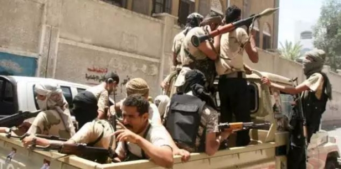 الحوثيون يقصفون أحياء بتعز بعد تقدم للمقاومة