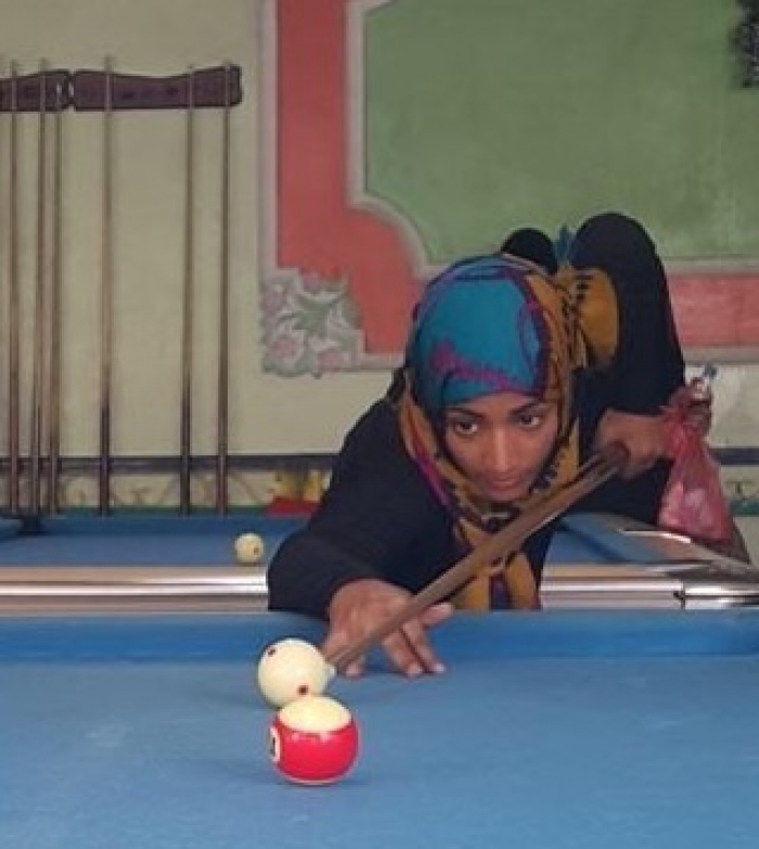 شاهد الصور.. سيدات يمنيات يلعبن البلياردو ويتحدين التقاليد والظروف