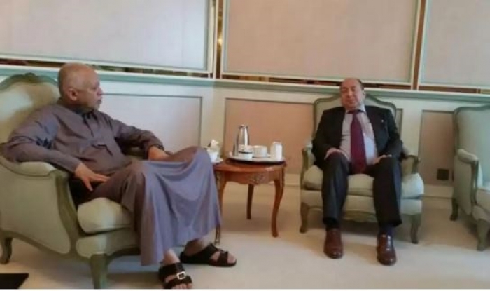 شاهد الصورة : وزير الخارجية اليمنية يستقبل سفير مصير بملابس غريبة ؟!