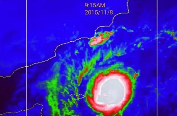 بالصــورة: الاعصار "ميج " يهدد جزيرة سقطرة - الآن