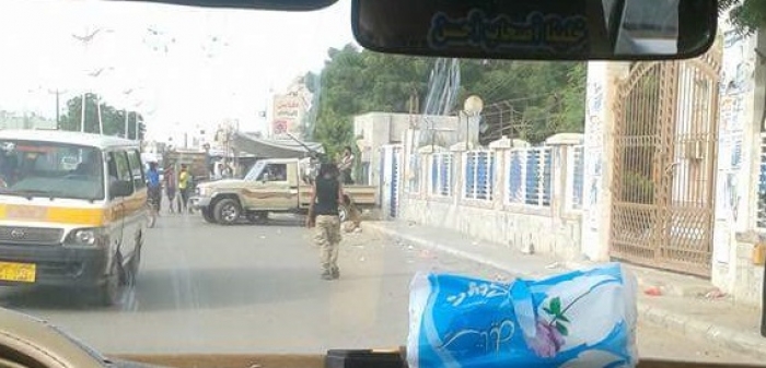 شاهد الصور : حدث اليوم في عدن " جماعة مسلحة تغلق كلية العلوم الادارية "