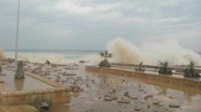 شاهد فيديو مرعب .. منازل السقطريين تتحول إلى جزر داخل الجزيرة بعد إعصار ” ميج “