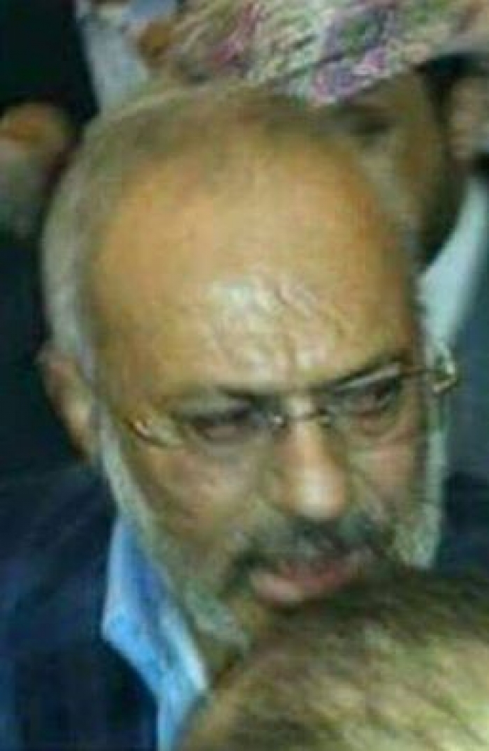 شــاهد .. صورة جديدة ومقربة للمخلوع تظهر كيف كانت ملامح وجهه في بيت الإرياني