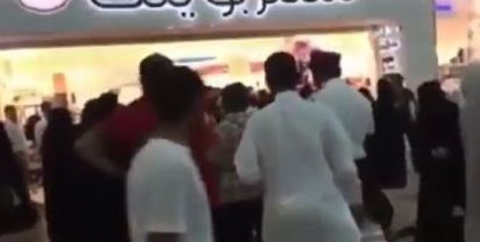 شاهد بالفيديو لحظة وفاة دكتورة سعودية أثناء تسوقها في مول تجاري   طباعة