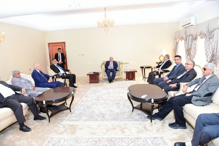 الان .. هادي يراس اجتماع في معاشيق لترتيب اوضاع المحافظات المحررة