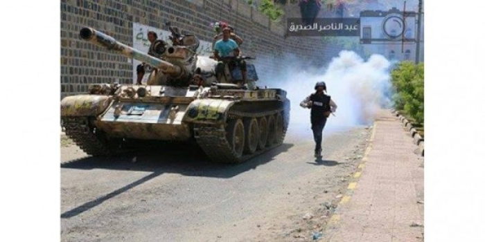 شاهد الصورة: كاميرا الجزيرة تسابق الدبابة في معارك تحرير مدينة تعز