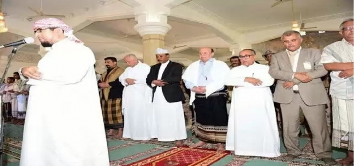 في صلاة الجمعة بعدن: الرئيس هادي في ظهور علني بالزي الشعبي اليمني لاول مرة منذ بداية الحرب !!