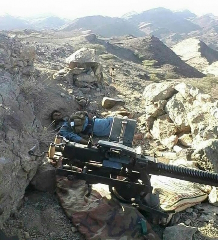شاهد صورة لآخر قناص حوثي مقتول في مترسه بأعلى قمة جبل بالشريجة
