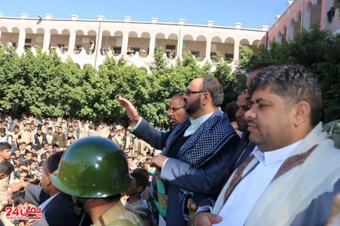 طلاب مدرسة في صنعاء يهينون الرئيس " المقوت " محمد علي الحوثي .. صـــورة