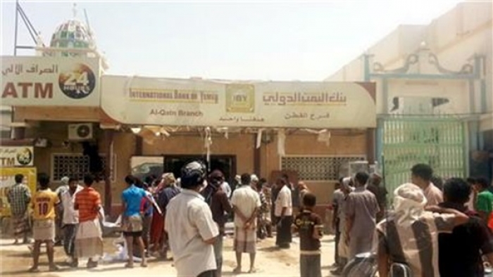 خطير: مسلحون ينهبون فرع بنك اليمن الدولي بعدن
