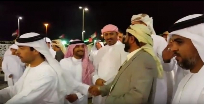 شاهد بالفيديو ولأول مــرة : القائد شلال بالزي الخليجي يصافح المحافظ العرادة بالزي اليمني في الامارات