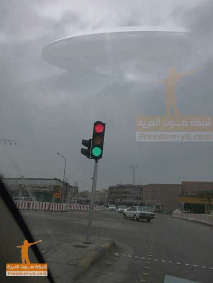 شاهد بالصدفة .. مصور يمني يلتقط صورة لمركبة فضائية " طبق طائر "  في سماء الرياض