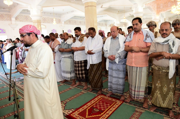 صــورة : رئيس الجمهورية يؤدي صلاة الجمعة بعدن