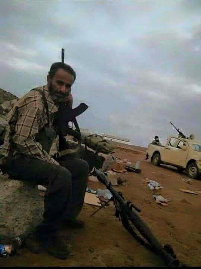 شاهد بالصور .. سكرتير الرئيس هادي إلى جبهة مكيراس للقتال ضد الحوثيين وقوات صالح